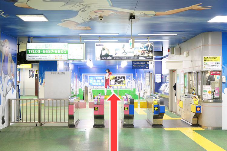 改札を出て正面の階段を下ります