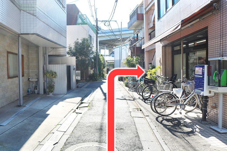 薬局を過ぎてすぐ右手に当院の入口があります